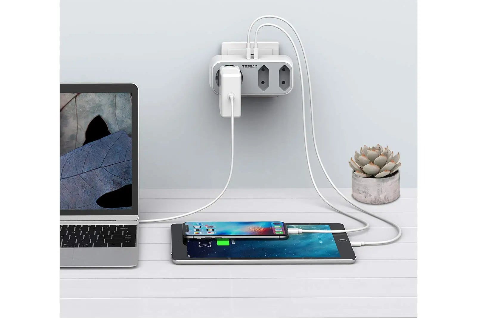 5-in-1 USB wall adapter charging a laptop and phone with text in German.